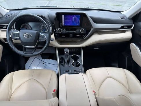 Used 2023 Toyota Highlander XLE AWD/4WD image 17
