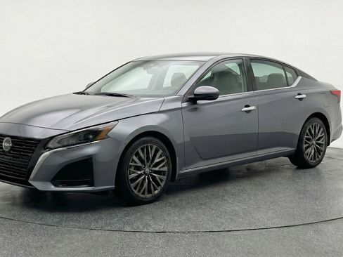 Used 2025 Nissan Altima 2.5 SV image 3