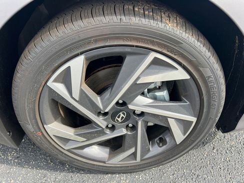Certified 2025 Hyundai Elantra Limited FWD image 12