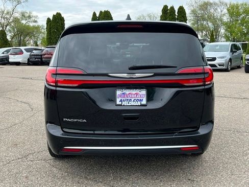Used 2025 Chrysler Pacifica Select FWD image 4