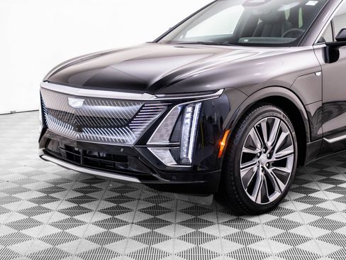 Certified 2025 Cadillac Lyriq Luxury w/ LPO, Floor Liner Package AWD/4WD image 44