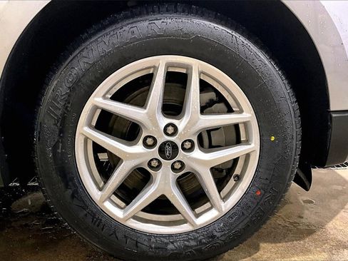 Used 2024 Ford Edge SEL image 9