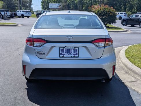 Used 2025 Toyota Corolla LE FWD image 6