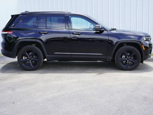 Used 2023 Jeep Grand Cherokee Altitude AWD/4WD image 2