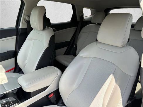 Used 2025 Kia Sportage EX FWD image 16