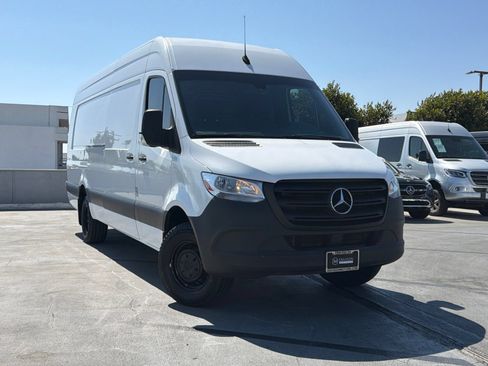 Used 2024 Mercedes-Benz Sprinter 3500 image 2