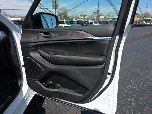 Used 2025 Jeep Grand Cherokee Overland w/ Adv Protech Group III image 41