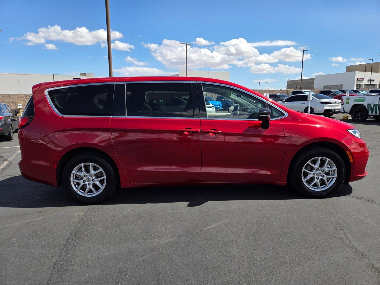 Used 2024 Chrysler Pacifica Touring-L FWD image 7