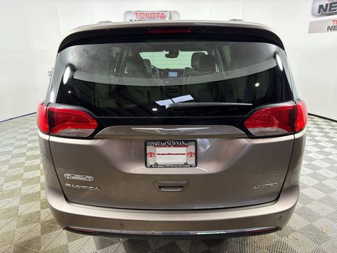 Used 2018 Chrysler Pacifica Limited w/ Tire & Wheel Group FWD image 6