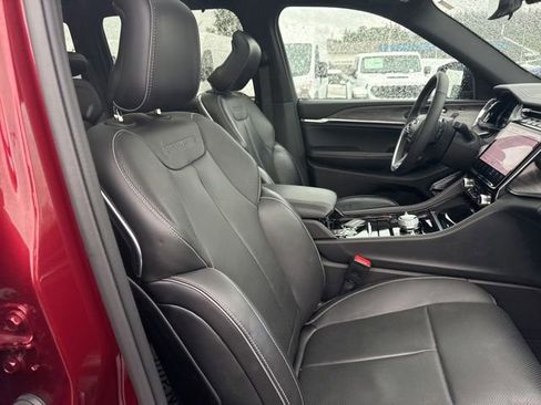 Used 2023 Jeep Grand Cherokee Overland w/ Luxury Tech Group IV AWD/4WD image 9