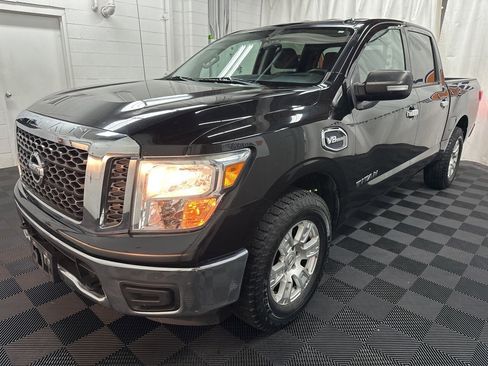 Used 2017 Nissan Titan SV image 4