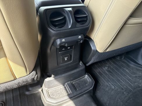 Used 2018 Jeep Wrangler Unlimited Sahara image 25