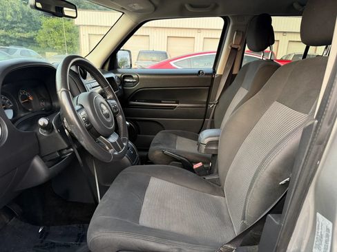 Used 2017 Jeep Patriot Latitude AWD/4WD image 2