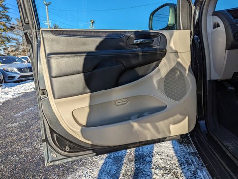 Used 2013 Chrysler Town & Country Touring image 11