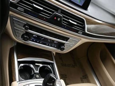 Used 2018 BMW 740i image 28
