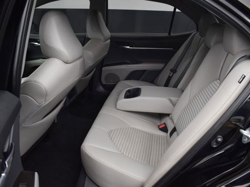 Used 2023 Toyota Camry SE image 12