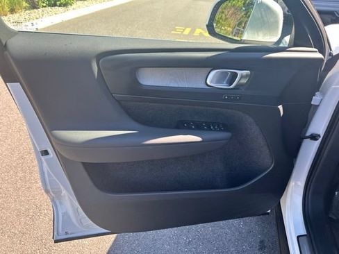 Certified 2025 Volvo XC40 B5 Plus AWD/4WD image 20