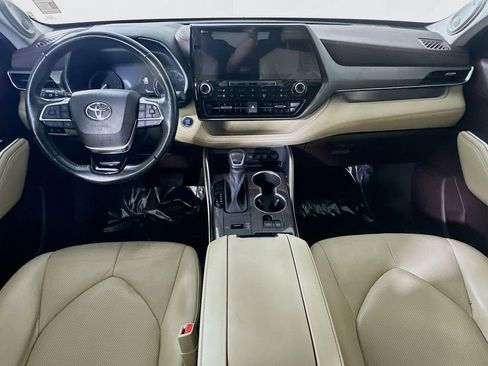 Used 2021 Toyota Highlander Limited FWD image 17