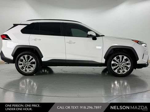 Used 2020 Toyota RAV4 XLE Premium FWD image 5