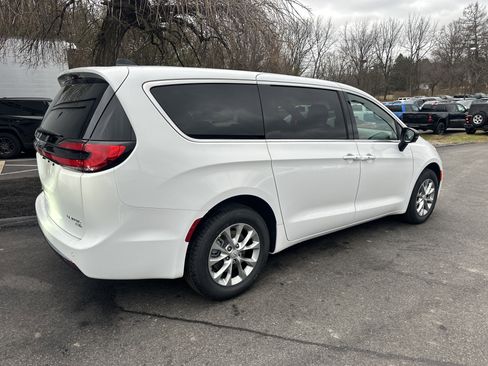 New 2026 Chrysler Pacifica Limited image 3