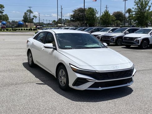 New 2026 Hyundai Elantra SE FWD image 2
