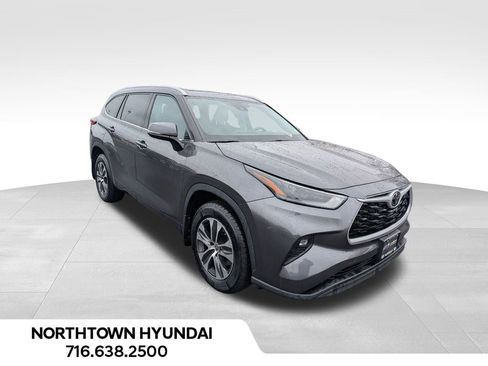 Used 2022 Toyota Highlander XLE image 12