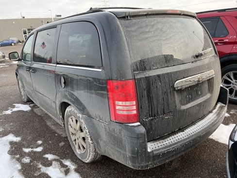 Used 2008 Chrysler Town & Country Touring image 10