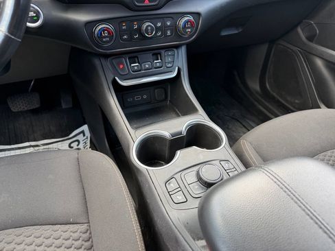 Used 2021 GMC Terrain SLE w/ Driver Convenience Package FWD image 16