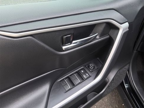 Used 2022 Toyota RAV4 SE image 11