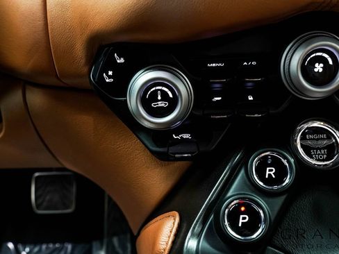 Used 2021 Aston Martin V8 Vantage Roadster RWD image 29