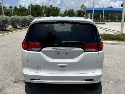 Used 2021 Chrysler Voyager LX image 16