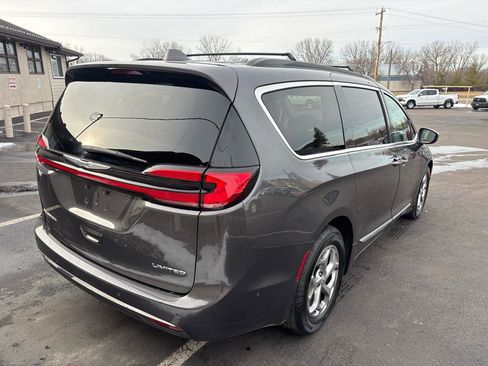 Used 2022 Chrysler Pacifica Limited image 3