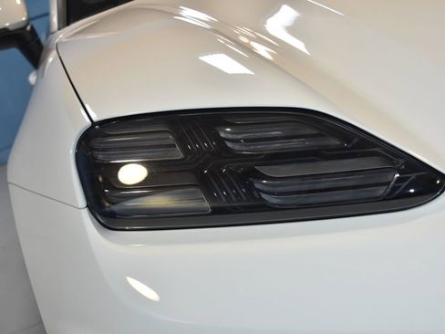 Certified 2025 Porsche Macan Electric image 22