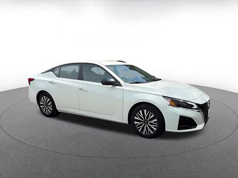 Used 2025 Nissan Altima 2.5 SV FWD image 2