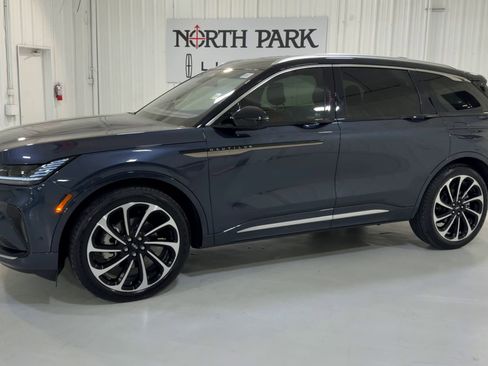 Used 2024 Lincoln Nautilus Black Label image 6