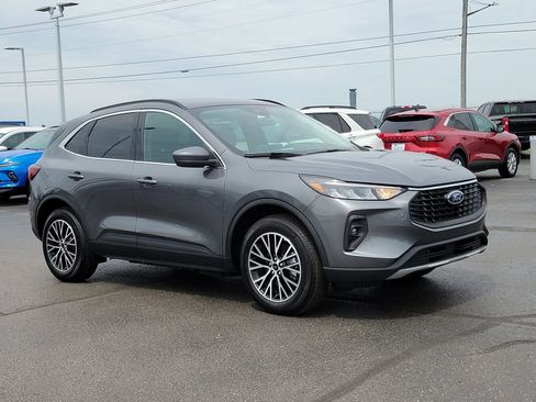 Certified 2025 Ford Escape SE FWD image 1