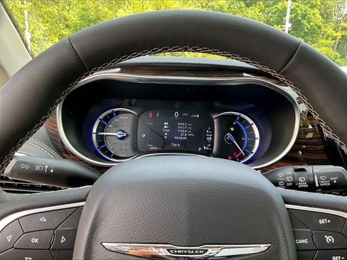 Used 2022 Chrysler Pacifica Limited FWD image 25