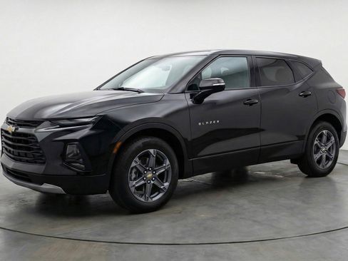 Used 2025 Chevrolet Blazer LT image 3