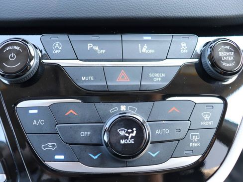 Used 2024 Chrysler Pacifica Touring-L FWD image 44