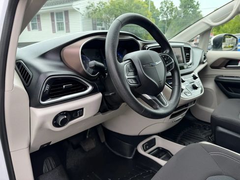 Used 2021 Chrysler Voyager L FWD image 10