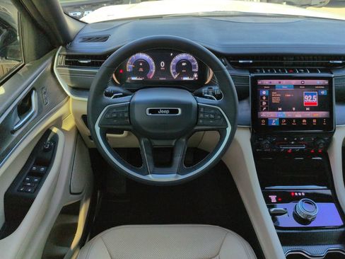 Used 2025 Jeep Grand Cherokee Limited w/ Luxury Tech Group II AWD/4WD image 16