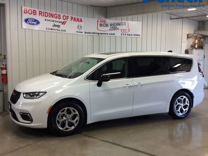 Used 2024 Chrysler Pacifica Limited w/ Trailer Tow Group