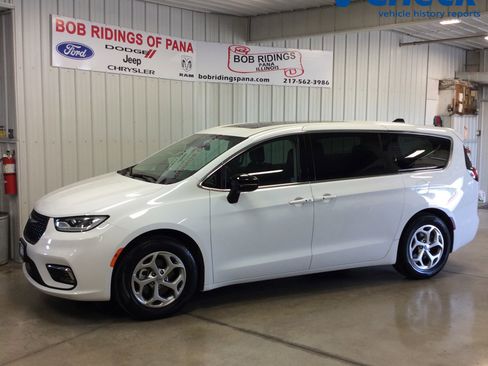 Used 2024 Chrysler Pacifica Limited w/ Trailer Tow Group image 1