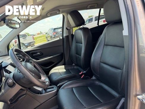 Used 2022 Chevrolet Trax LT w/ Premium Seat Package AWD/4WD image 12