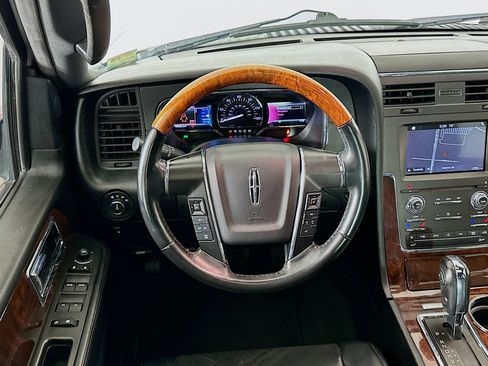 Used 2017 Lincoln Navigator Select image 18