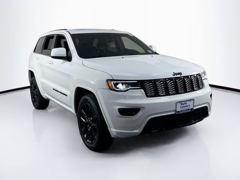 Used 2022 Jeep Grand Cherokee Laredo X image 3