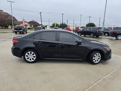 Used 2023 Toyota Corolla LE FWD image 2