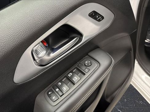 Used 2024 Chrysler Pacifica Select image 27