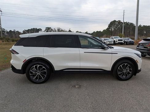 Used 2025 Lincoln Nautilus Premier image 3