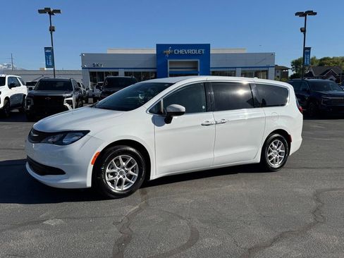 Used 2023 Chrysler Voyager LX FWD image 1
